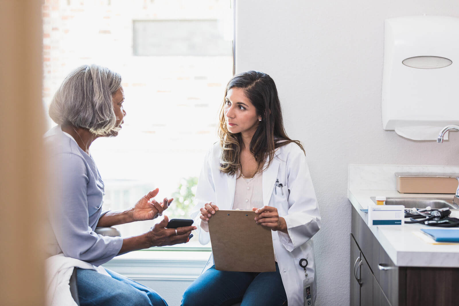 kidney doctor consulting with a patient with kidney injury