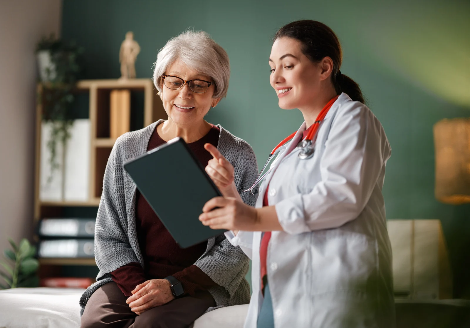 Specialist discussing nephrotic syndrome and minimal change disease treatment plans with a patient at Atlanta Nephrology Associates in Atlanta